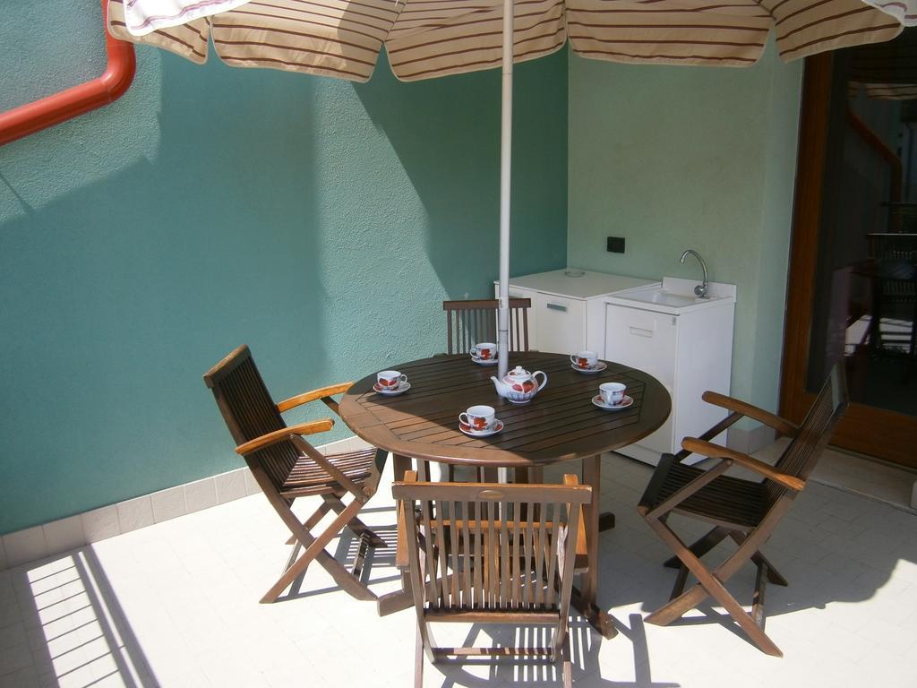 Residence Roberta Con Piscina - Agenzia Cocal 카오를레 객실 사진
