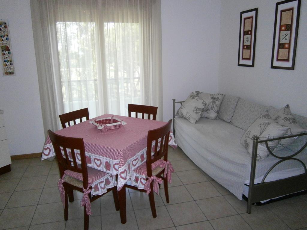 Residence Roberta Con Piscina - Agenzia Cocal 카오를레 객실 사진