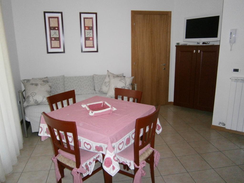 Residence Roberta Con Piscina - Agenzia Cocal 카오를레 객실 사진